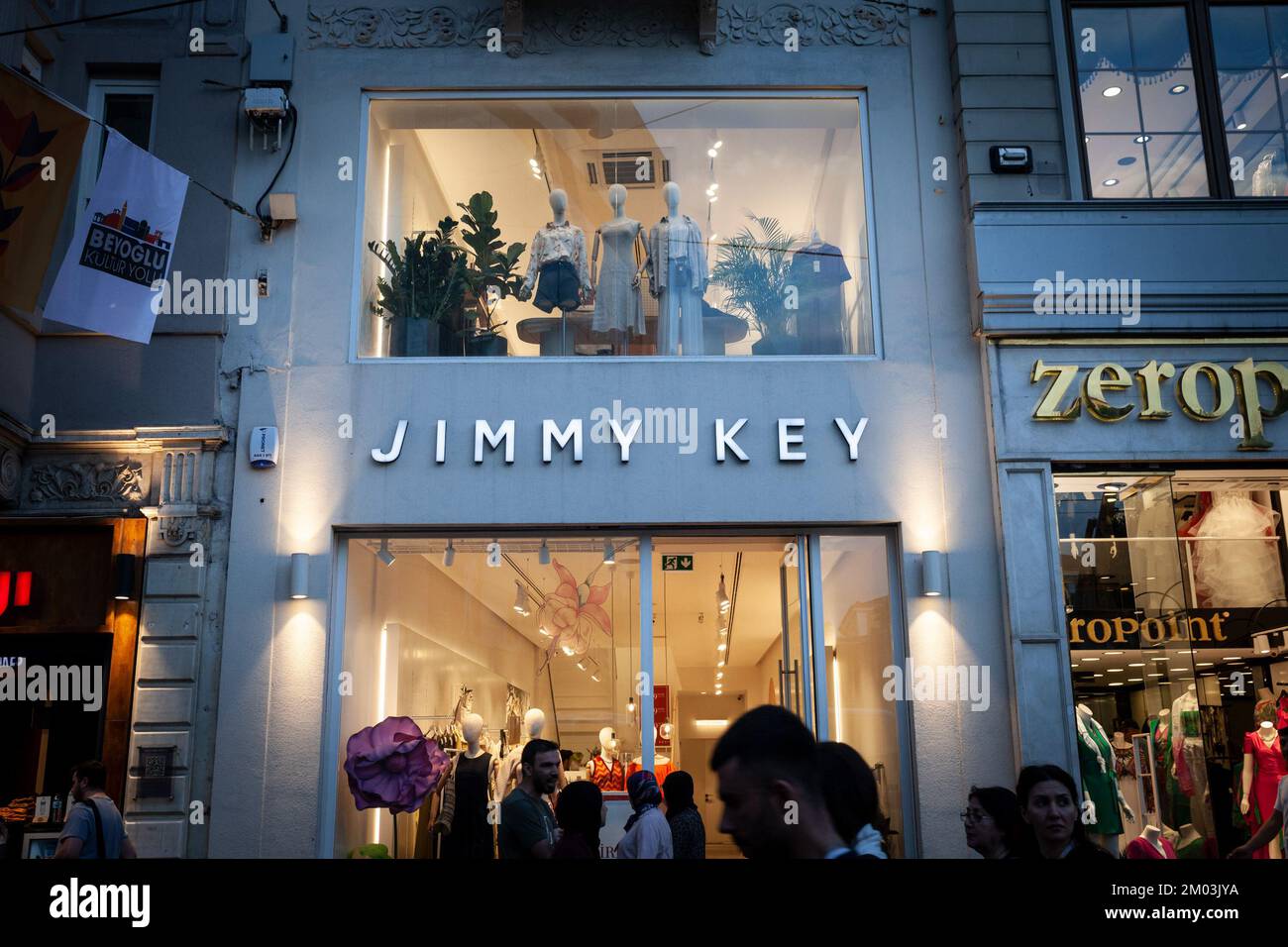 Imagen de un cartel con el logotipo de Jimmy Key en su tienda principal para Estambul. Jimmy Key es un minorista de moda y fabricante textil turco Specia Foto de stock