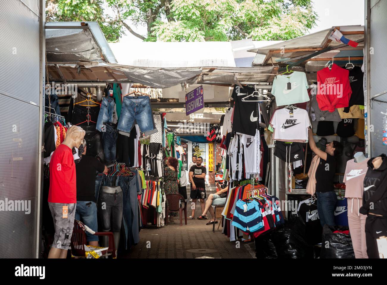 Imagen de puestos de venta de ropa y textiles en el mercado verde Futoska pijaca, uno de los principales mercados de Novi Sad, Serbia. Foto de stock