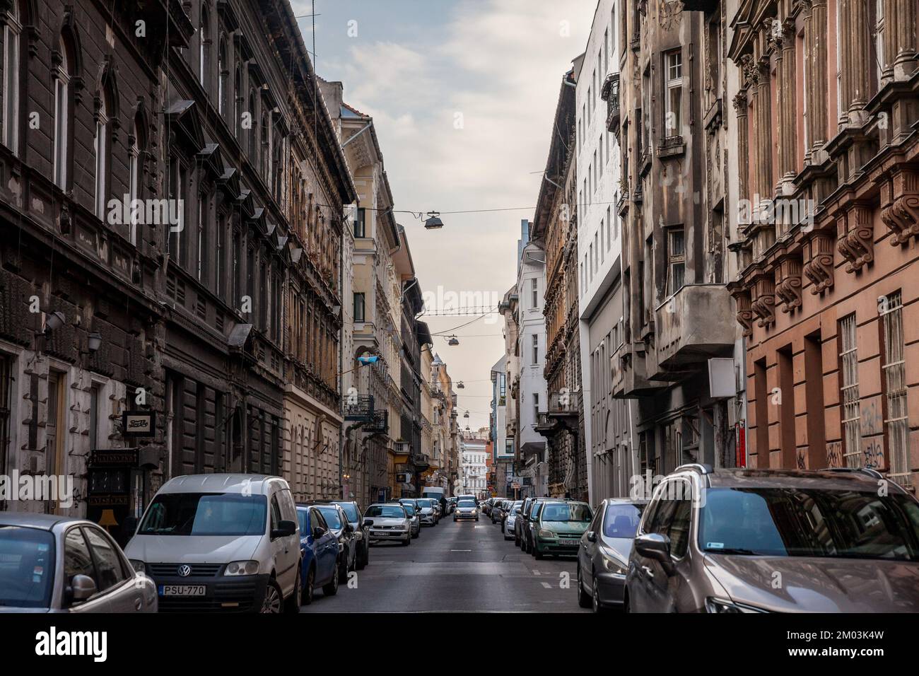Foto del centro de la ciudad de Budapest, hungría con edificios típicos de Europa centrak, edificios planos, y coches estacionados. Foto de stock
