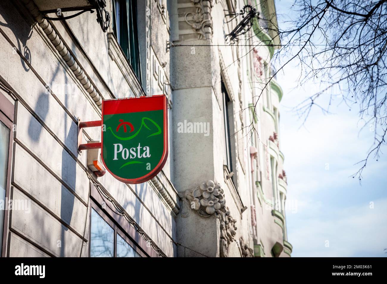 Imagen de un cartel con el logotipo de Magyar Posta en una de sus oficinas de correos en Budapest, Hungría. Magyar Posta Zrt. O Hungarian Post es el postal A. Foto de stock