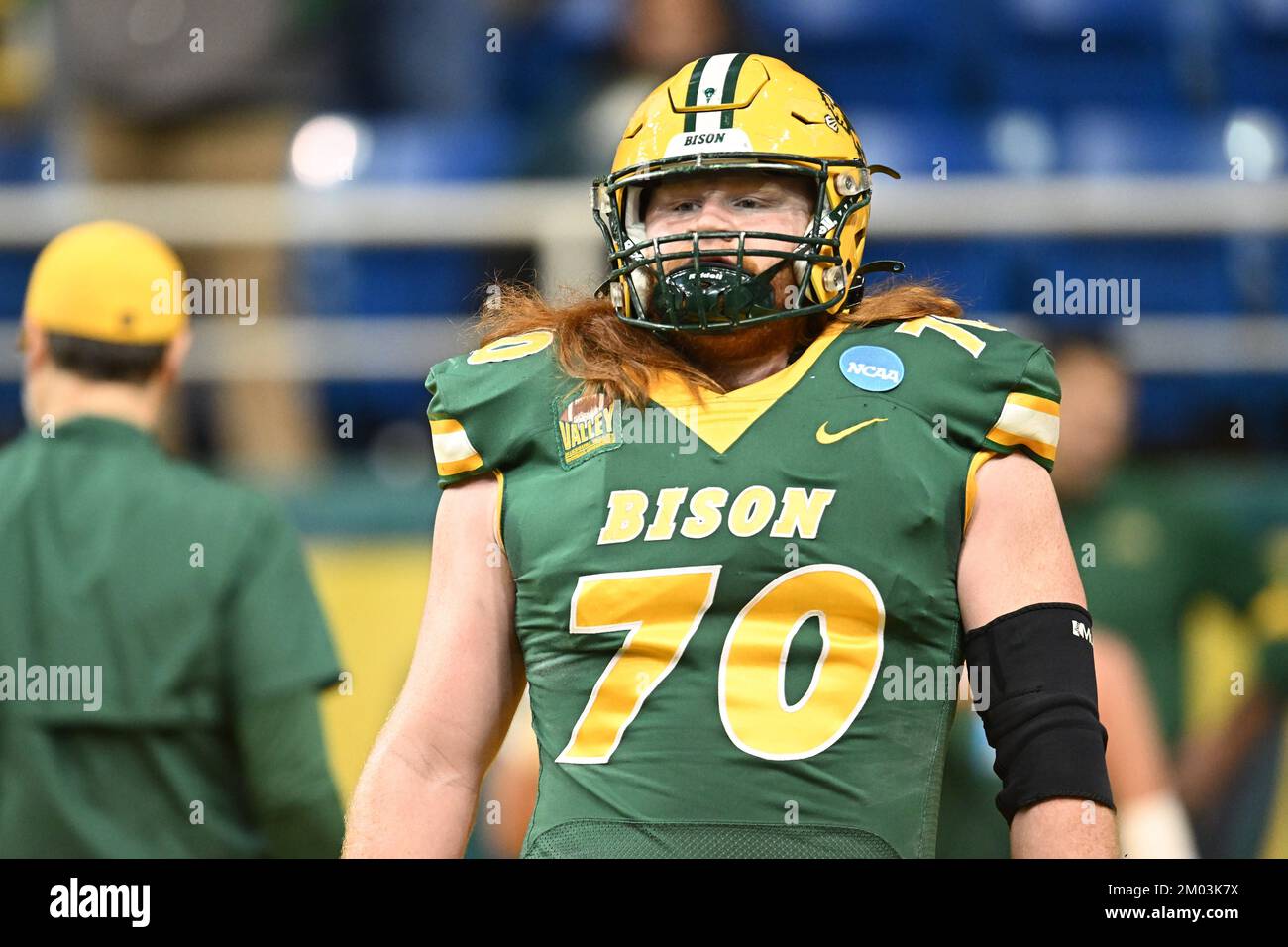 North Dakota State Bison Offensive Tackle Cody Mauch (70) se calienta