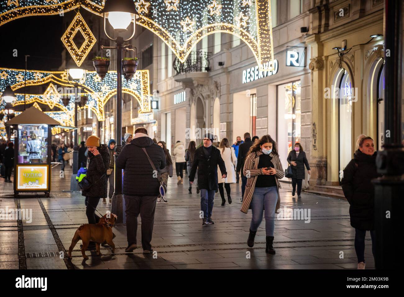 Foto de una joven blanca caucásica en belgrado, serbia, comprobando su smartphone en las calles de Belgrado, capital de Serbia, mientras que weoi Foto de stock