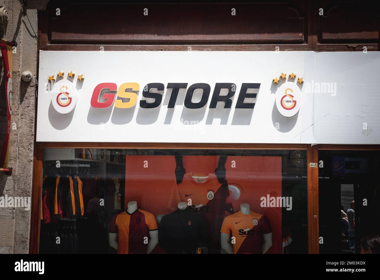 Imagen de un cartel con el logotipo de Galatasaray SK en su tienda oficial en Estambul, Turquía. Galatasaray AŞ en las competiciones de la UEFA es el mayor Turki Foto de stock