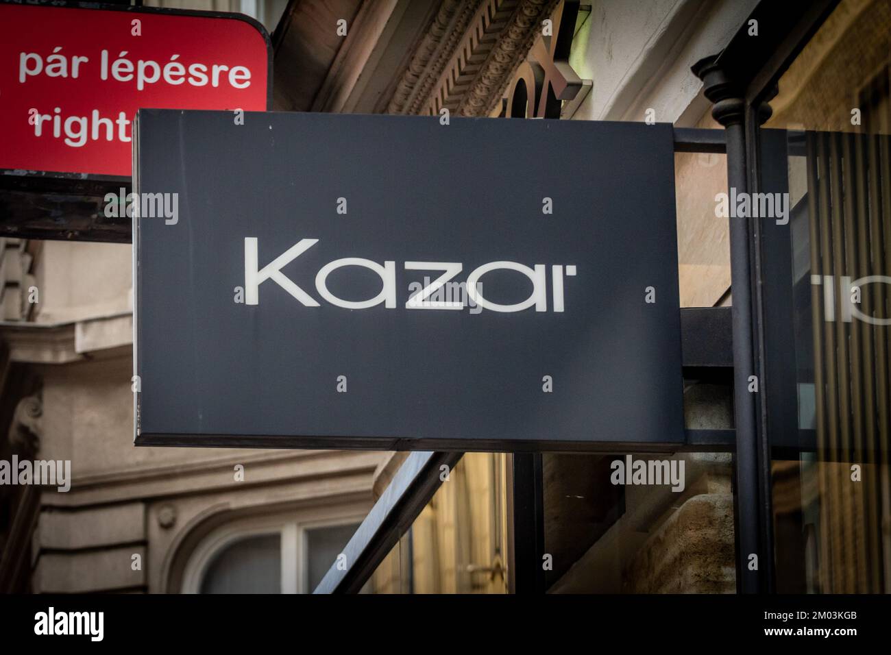 Imagen de un cartel con el logotipo de Kazar en su tienda principal para Budapest, Hungría. Kazar es un fabricante polaco de zapatos y accesorios de moda. Foto de stock