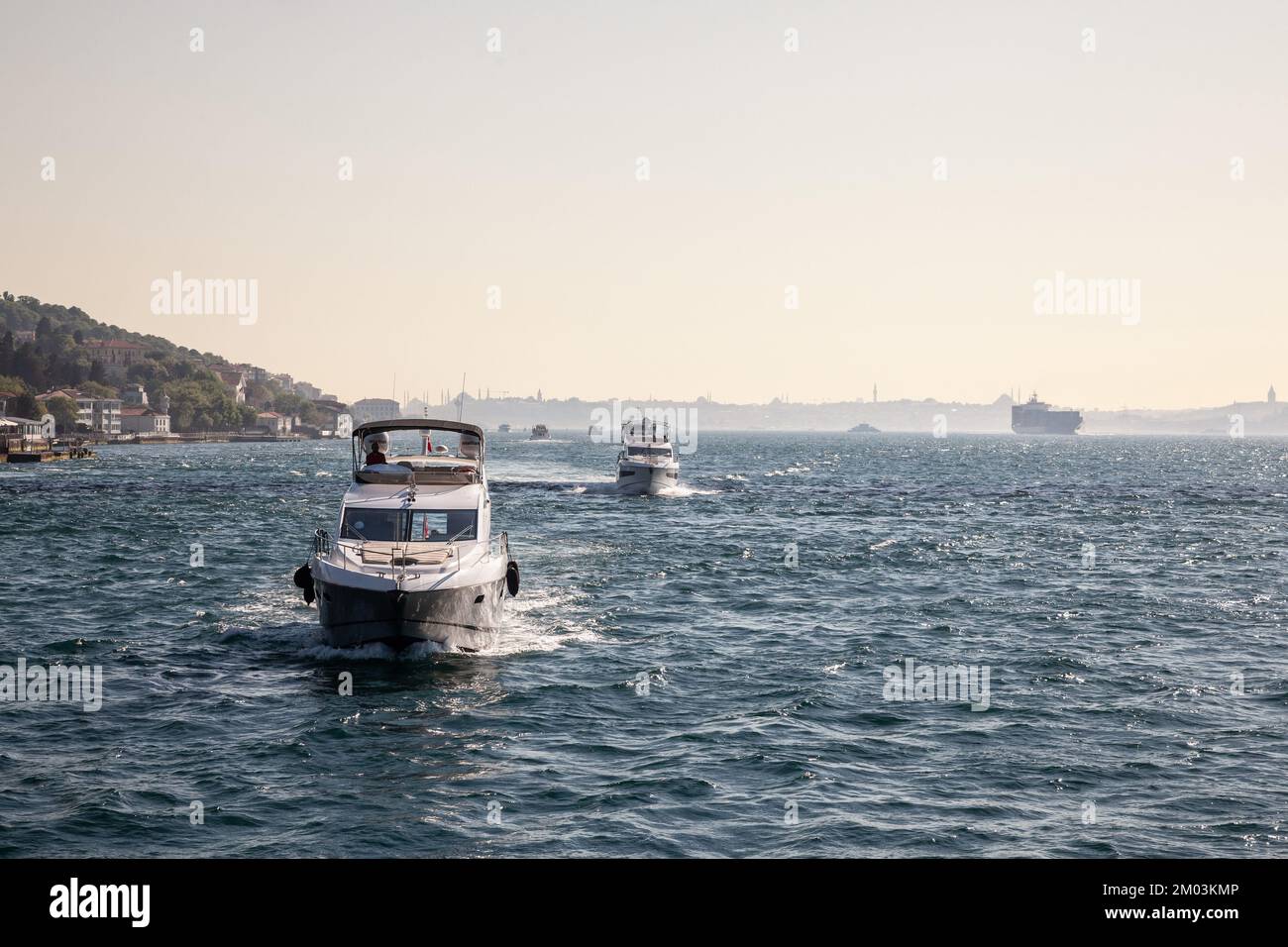 Foto de la recta del Bósforo en Estambul, Turquía, con yates de lujo navegando. Foto de stock