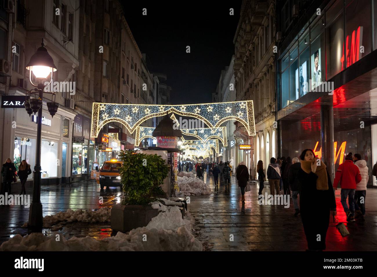 Foto de la abarrotada calle Kneza Mihailova en belgrado, Serbia, iluminada en navidad, con nieve, en diciembre. Foto de stock