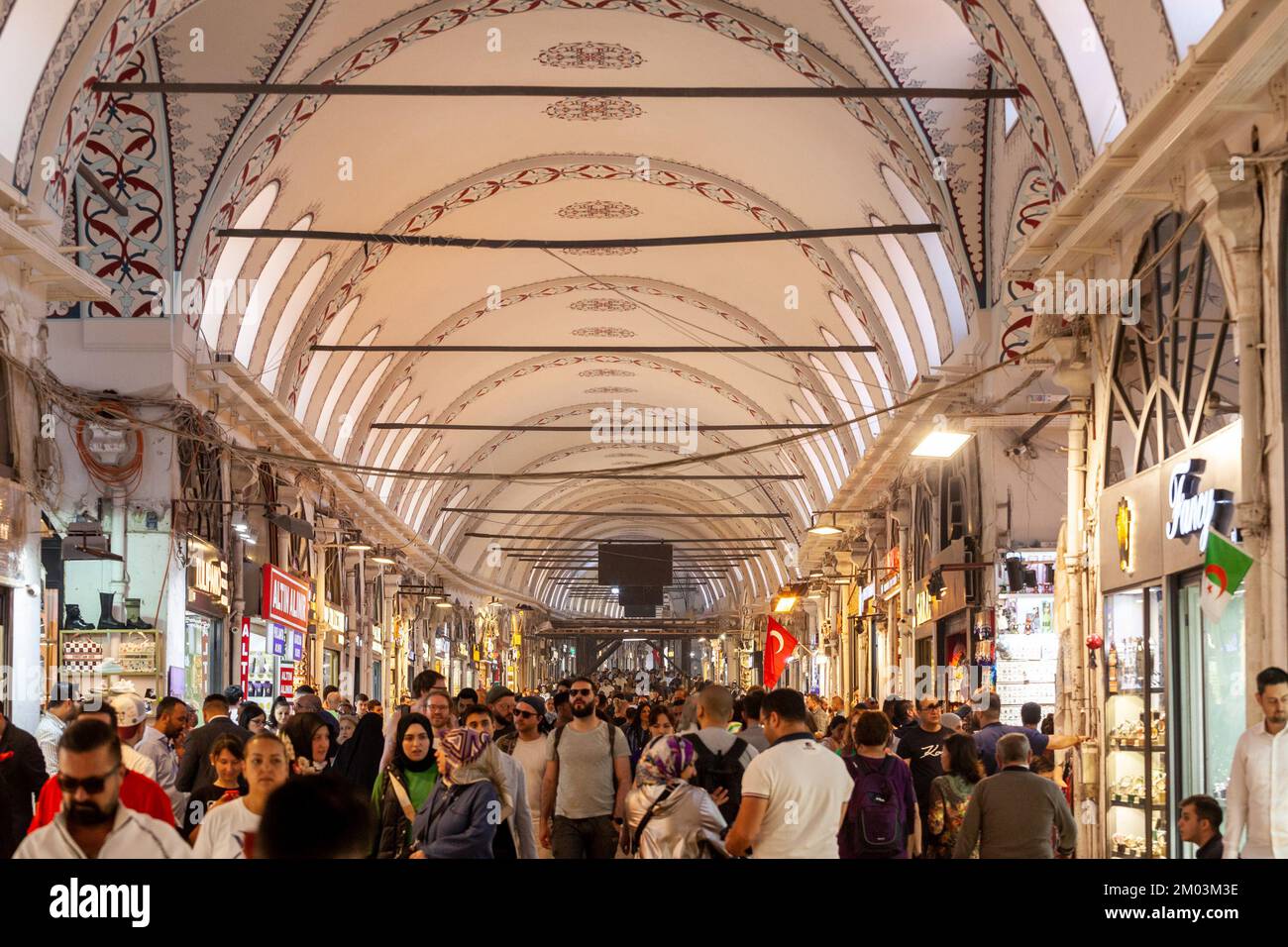 Imagen de una multitud de personas que trabajan en el gran bazar Kapalicarsi de estambul. El Gran Bazar de Estambul es uno de los más grandes y antiguos marke cubiertos Foto de stock