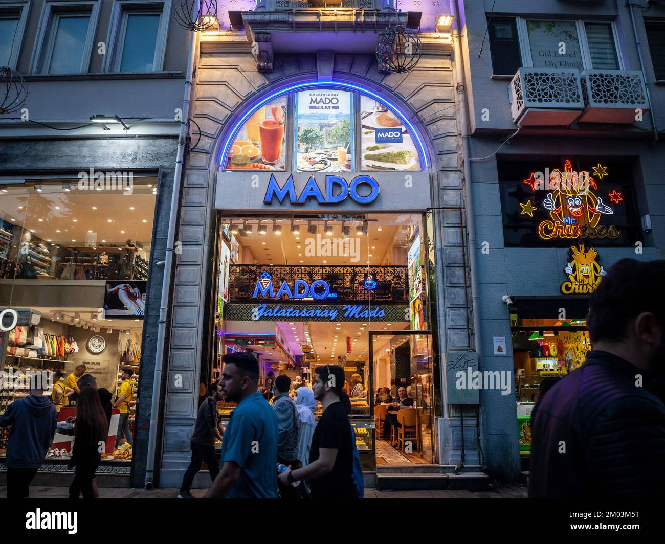 Imagen de un cartel con el logotipo de Mado en Estambul, Turquía. MADO es una marca de helados y pastelería turca que tiene alrededor de 300 establecimientos en Turquía y 22 Foto de stock