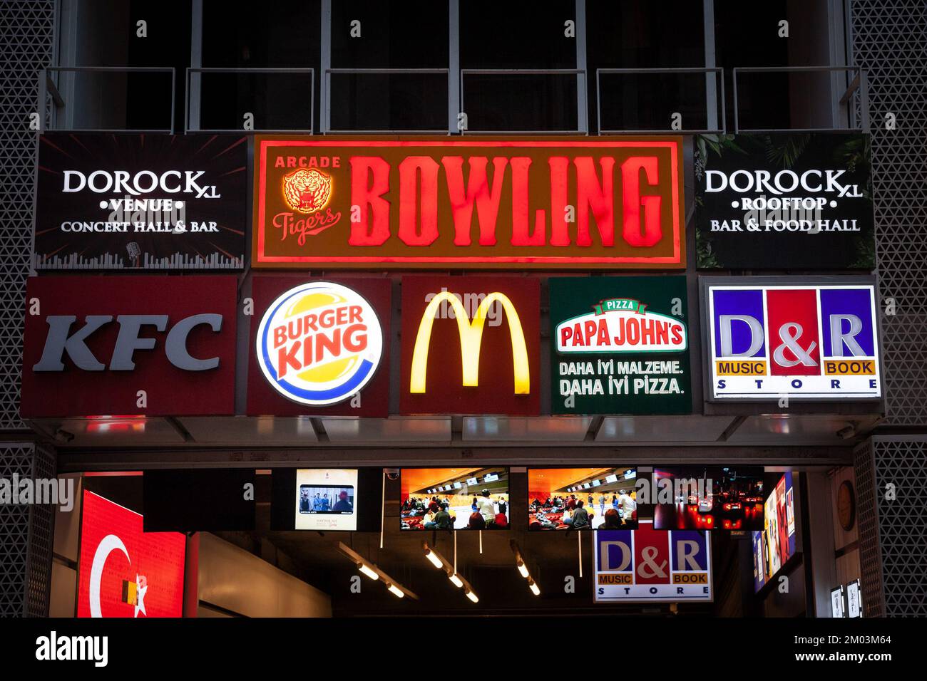 Imagen del icónico logotipo de las marcas de comida rápida, norteamericano, en exhibición en un centro comercial de Estambul, Turquía. Foto de stock