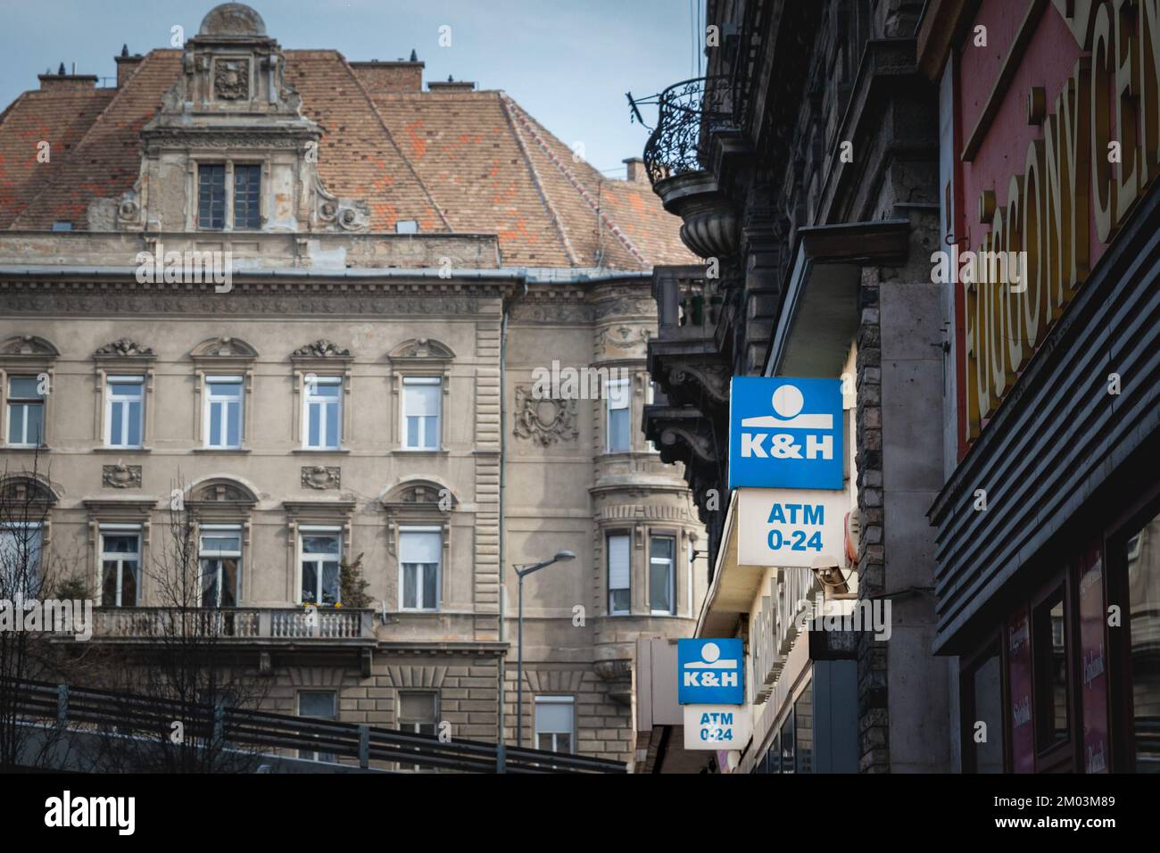 Imagen del banco K&H en su sucursal para Budapest en Hungría. K&H Bank, es decir, Kereskedelmi es Hitelbank es uno de los mayores bancos de Hungría Foto de stock