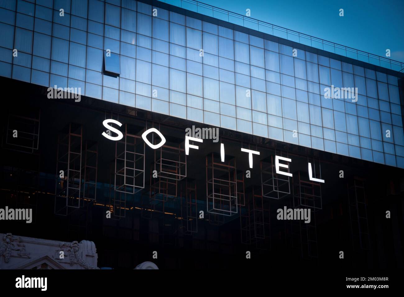 Imagen de un cartel con el logotipo de Sofitel en su hotel de Estambul. Sofitel Hotels & Resorts es una cadena francesa de hoteles de lujo con sede en París, Foto de stock