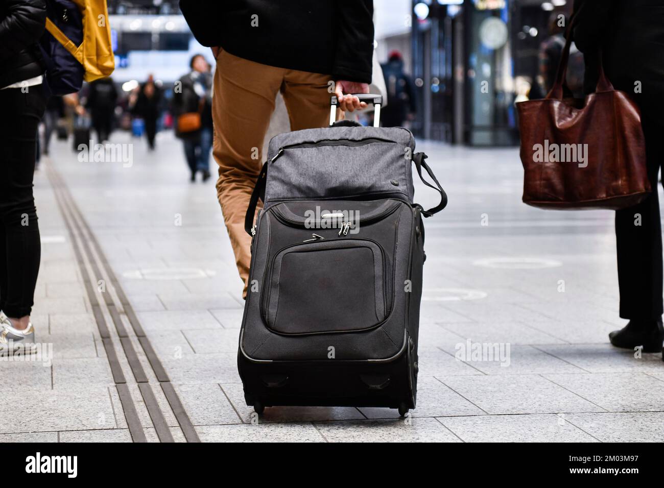 Huelga en la SNCF, el 60% del TGV se cancelará este fin de semana. La  ilustración muestra a las personas llevando sus maletas (equipaje, maleta)  antes de un viaje (vacaciones) en la