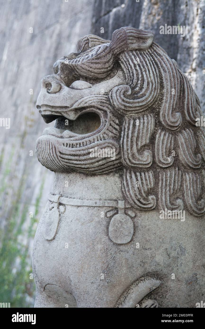 Escultura en piedra de león de Shisa en Okinawa quemó el castillo de Shuri Foto de stock