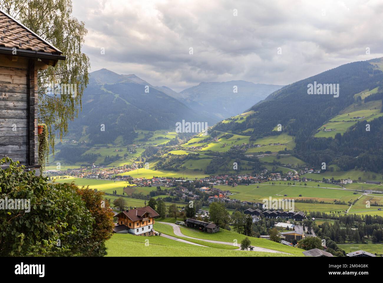 Verano alpino paisaje de montaña con el sol resplandece en el valle y los edificios rurales, Salzburgo, Austria Foto de stock