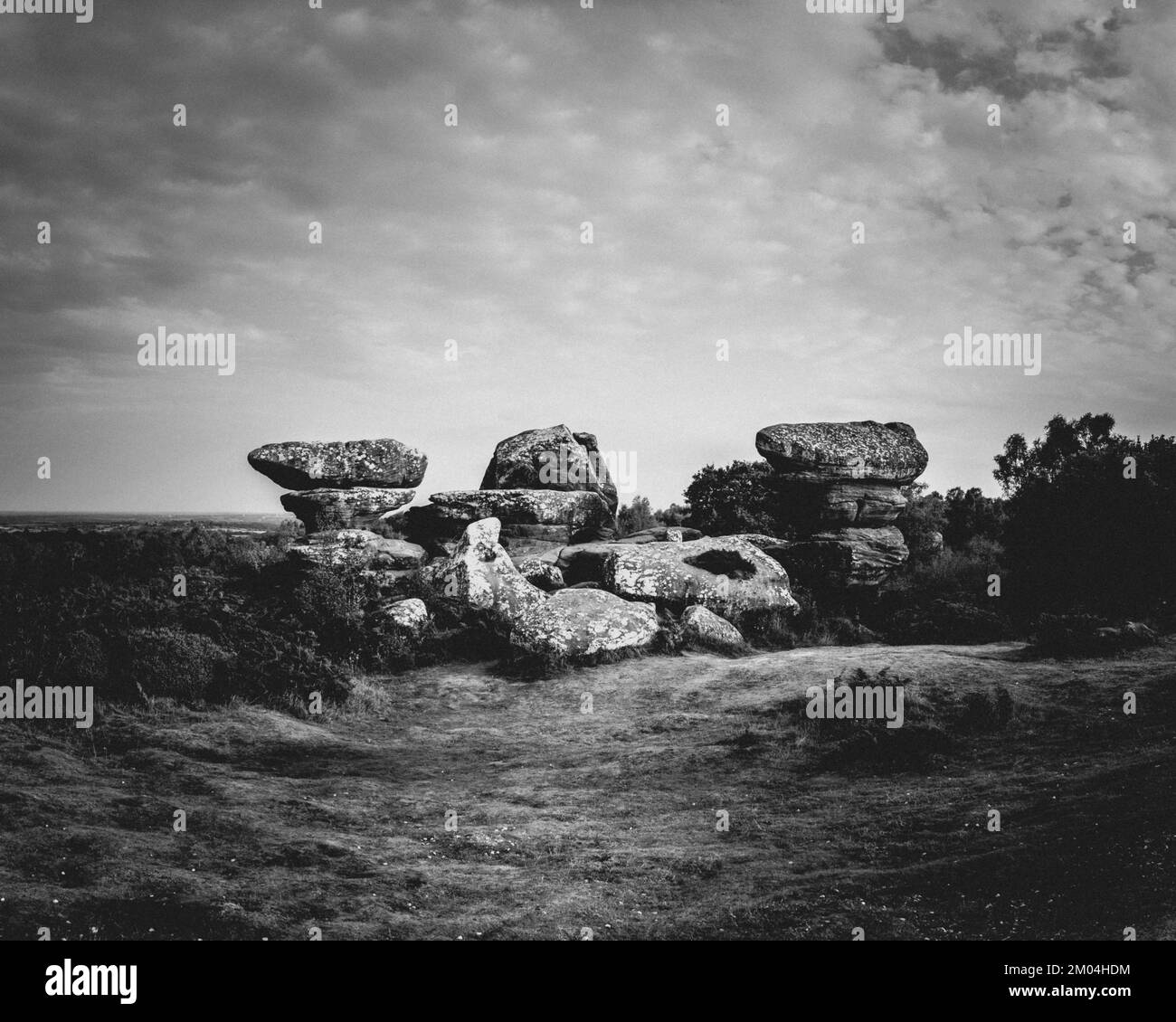 Brimham Rocks en North Yorkshire. Blanco y negro Foto de stock