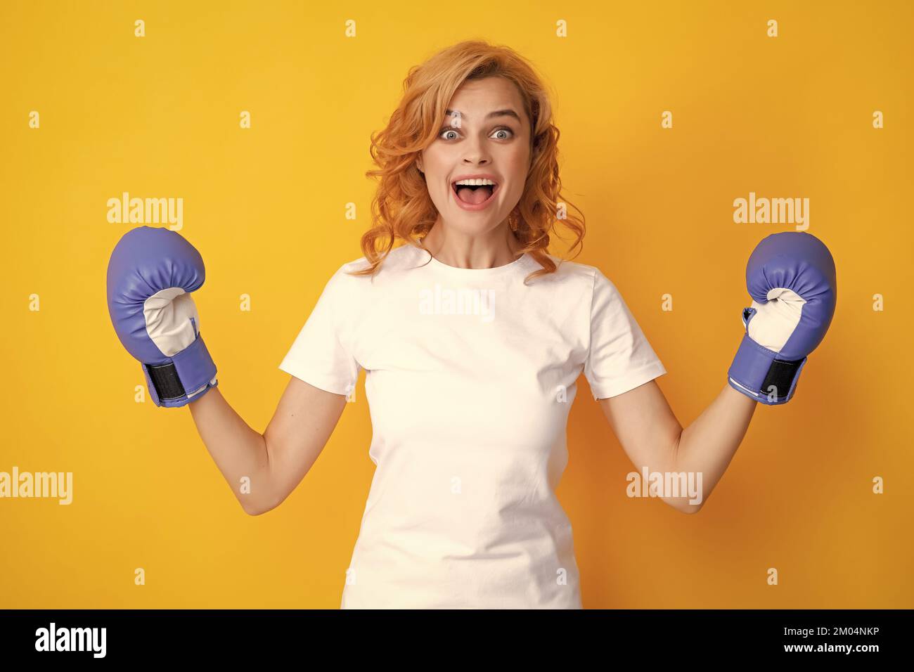 Mujer joven con guantes de boxeo fotografías e imágenes de alta resolución  - Alamy