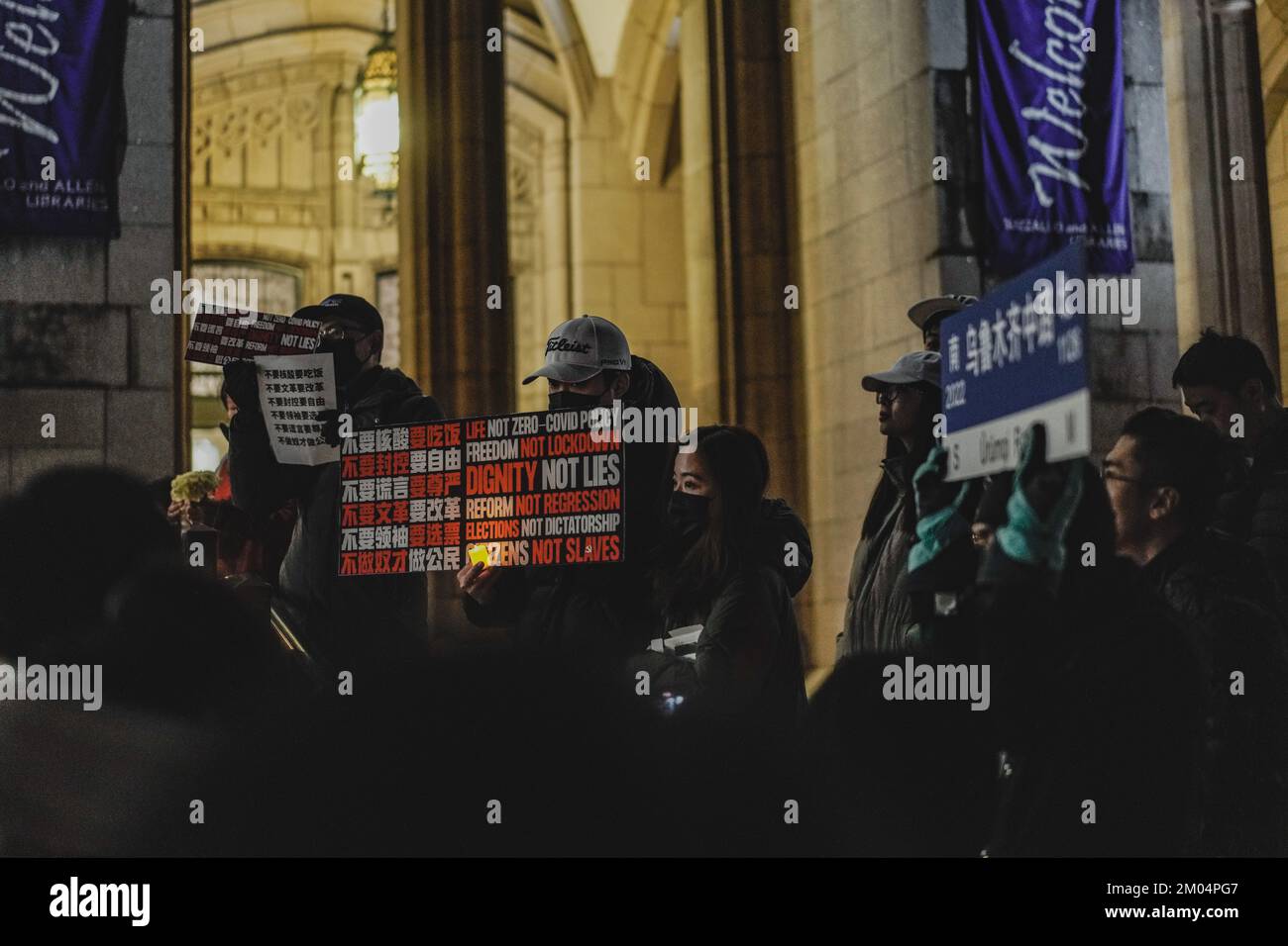 Un manifestante sostiene un cartel pidiendo la libertad de China y deteniendo la política de cierre durante la manifestación. En la Universidad de Washington, más de doscientas personas se reunieron para mostrar su solidaridad con la protesta del «libro blanco» en China. Los manifestantes pidieron al gobierno chino que liberara a todos los manifestantes, liberara a China y le pidiera al presidente Xi que dimitiera. Sin embargo, los manifestantes encendieron una vela para simbolizar una tragedia bajo control excesivo para mostrar su apoyo a la tragedia del fuego de Urumqi. Esta tragedia cobró la vida de diez personas y dejó heridas a otras nueve. (Foto: Chin Hei Leung / S Foto de stock