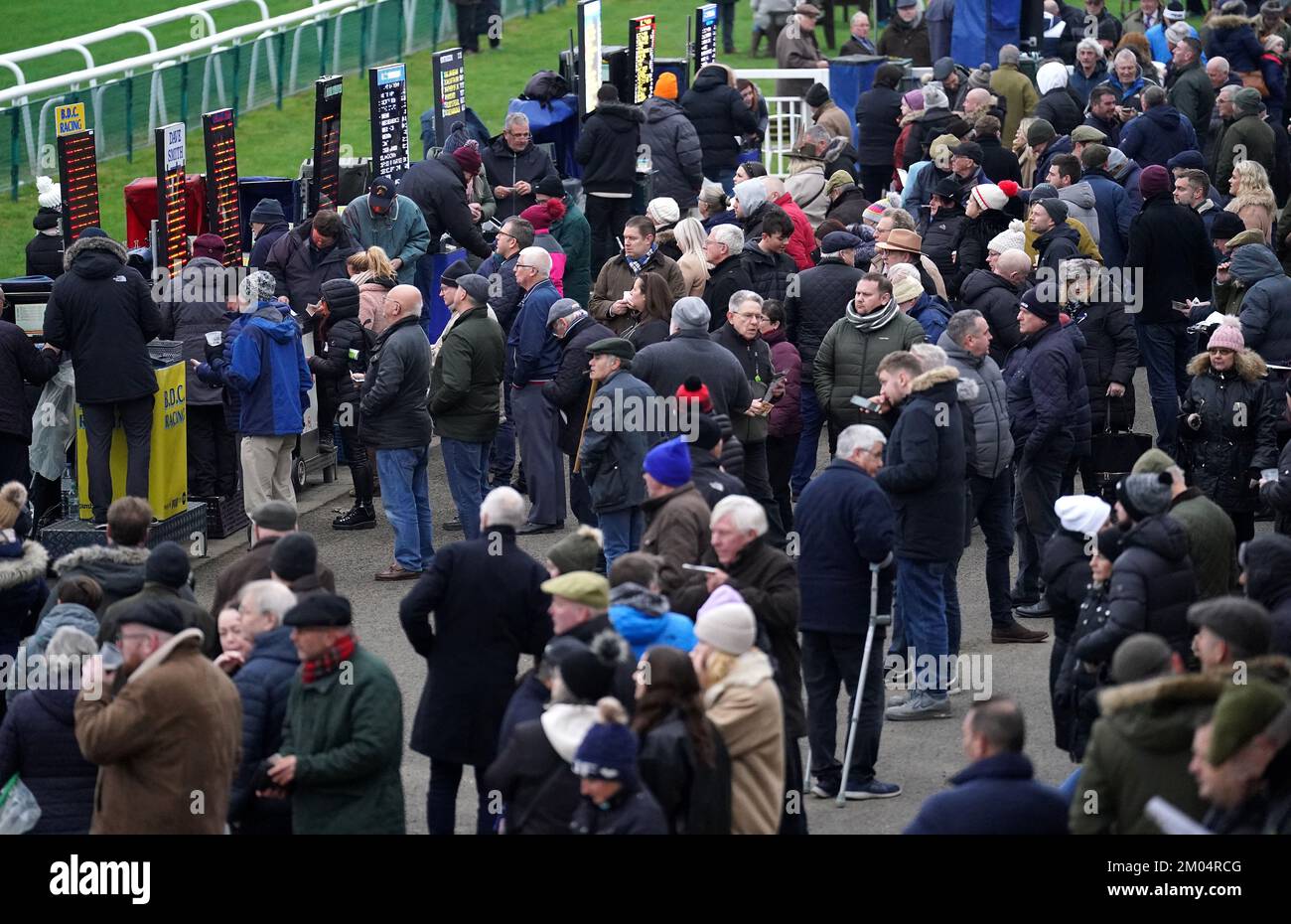 Los racegoers hacen cola para los intercambios de apuestas en el hipódromo de Huntingdon, Cambridgeshire. Fecha de la foto: Domingo 4 de diciembre de 2022. Foto de stock