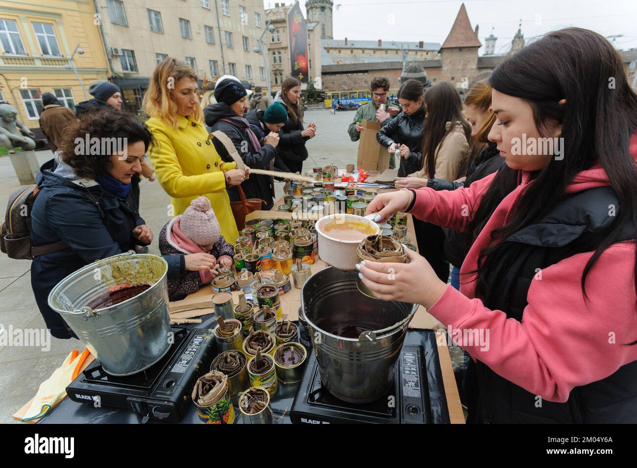 Pertenece Silicio Adepto Lviv, Ucrania, 14 de noviembre de 2022. Voluntarios ucranianos fabrican velas  de trincheras para las Fuerzas Armadas de Ucrania, para el próximo  invierno. Las velas de trinchera están hechas de latas de