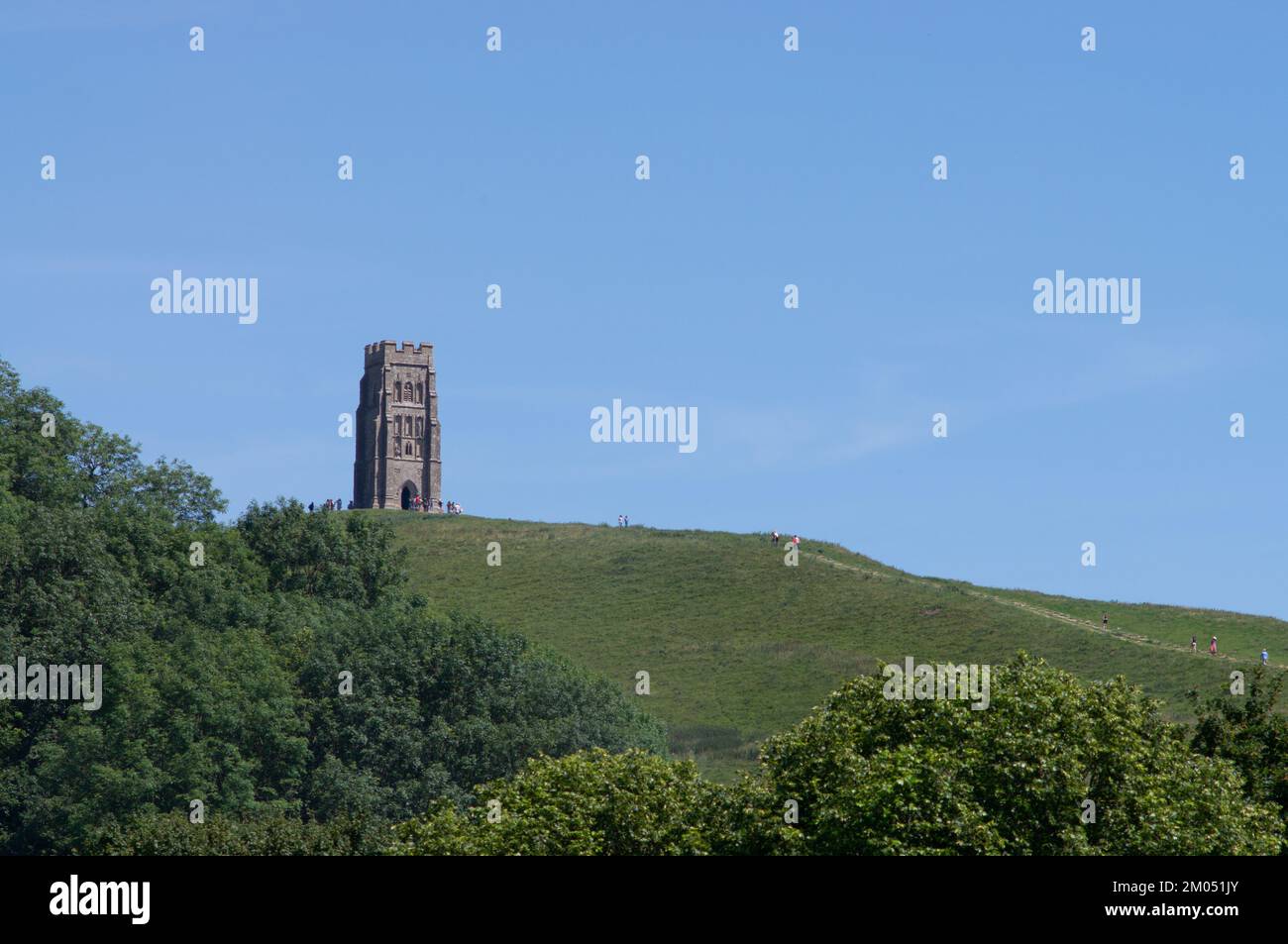 Glastonbury Tor, visto desde los terrenos de la Abadía Foto de stock