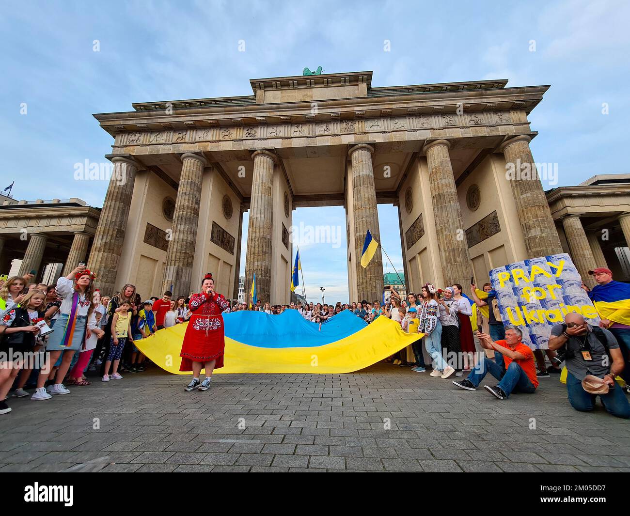 Impresionen - Demostración ukrainischer Muetter mit ihren Kindern gegen die russische Invasion der Ukraine, 19. Mai 2022, Berlín / impresiones - dem Foto de stock