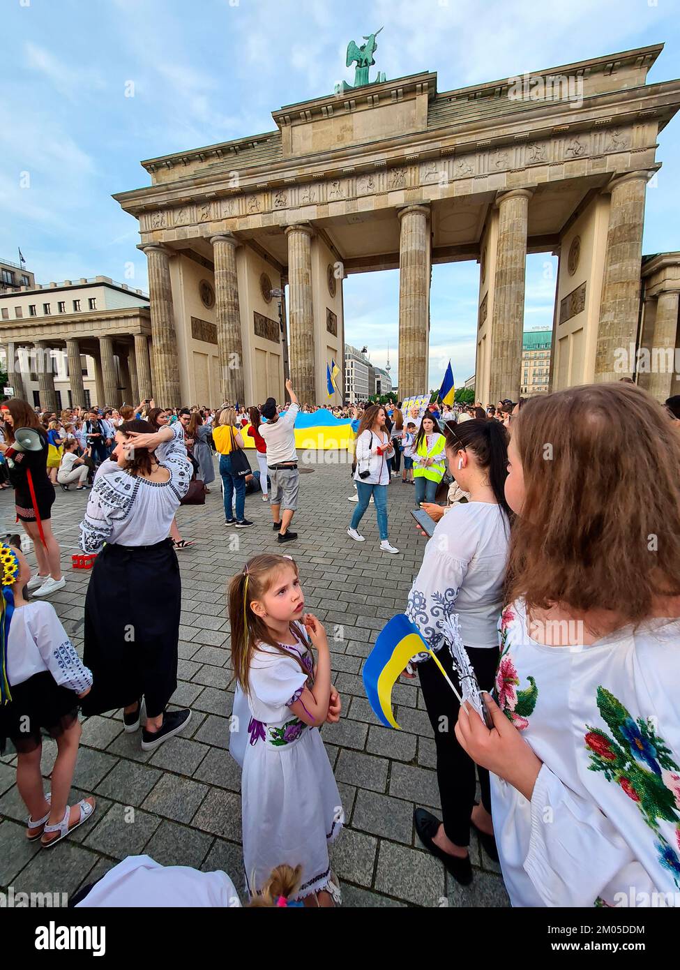 Impresionen - Demostración ukrainischer Muetter mit ihren Kindern gegen die russische Invasion der Ukraine, 19. Mai 2022, Berlín / impresiones - dem Foto de stock