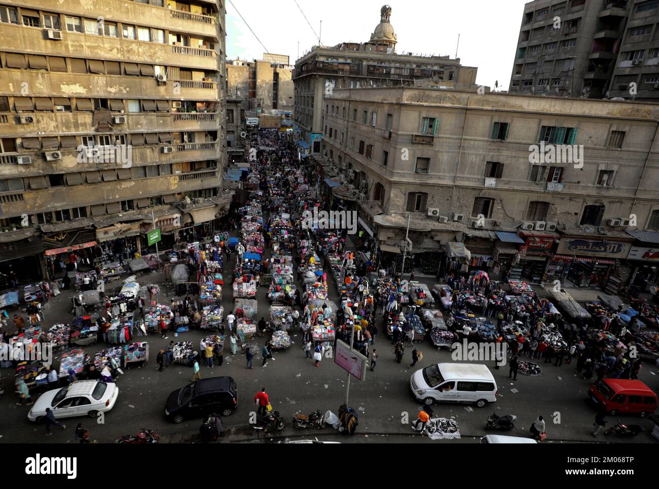 La gente compra en Al Ataba, un mercado popular en el centro de El Cairo, Egipto, 4 de diciembre de 2022. REUTERS/Mohamed Abd El Ghany Foto de stock