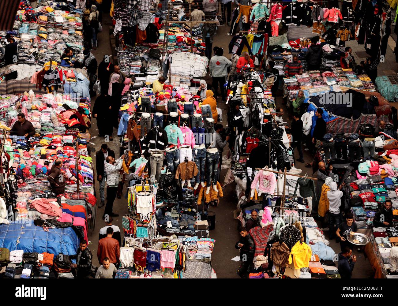 La gente compra en Al Ataba, un mercado popular en el centro de El Cairo, Egipto, 4 de diciembre de 2022. REUTERS/Mohamed Abd El Ghany Foto de stock
