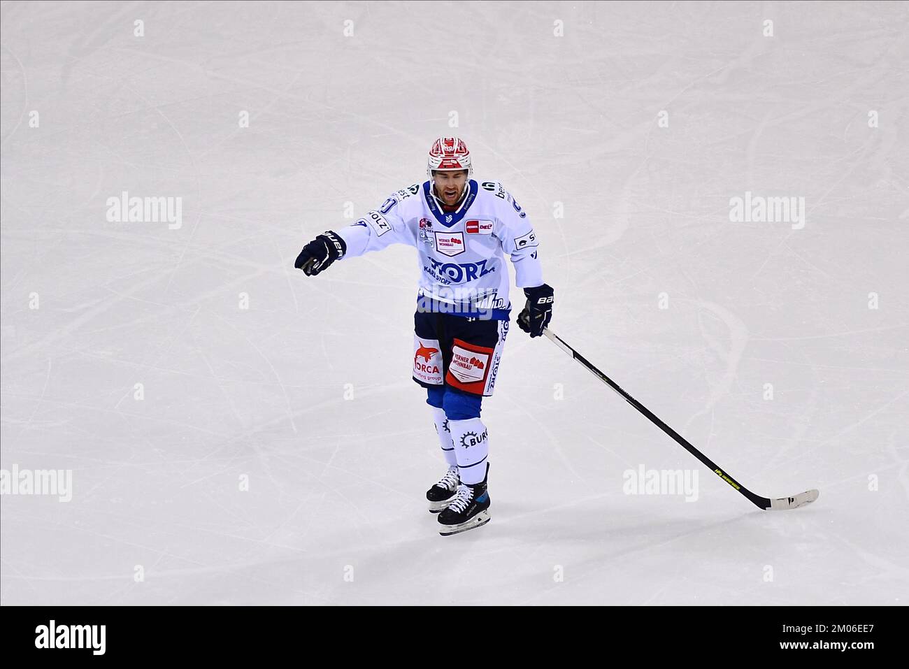 DUSSELDORF, ALEMANIA - 4 DE DICIEMBRE de 2022: Partido de hockey DEL Duesseldorfer EG - Swenninger Wild gana Foto de stock