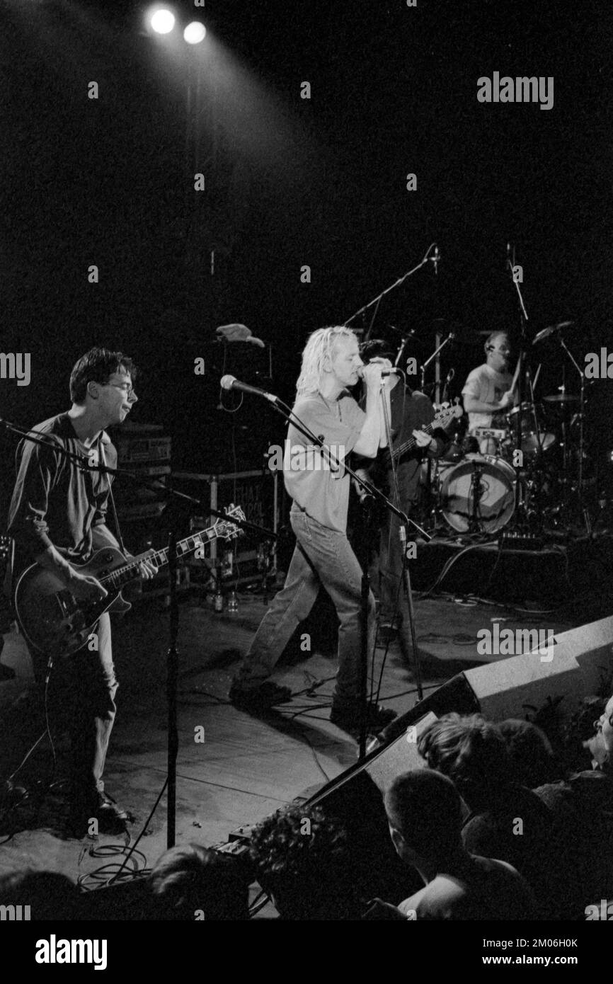 That Petrol Emotion en directo en Francia - Damian O'Neill (guitarra), Ciaran McLaughlin (batería) y Steve Mack (voz) tocando en directo con la banda That Petrol Emotion en Rock Aux Portes de l'Enfer, Francia en julio de 1993 Foto de stock