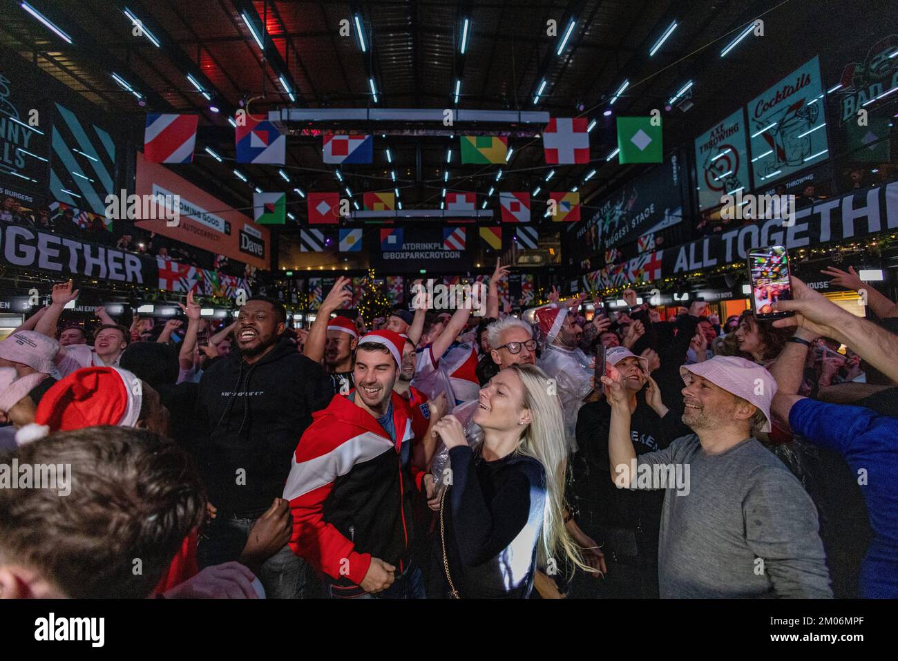 Los fans de Inglaterra en BOXPARK Croydon en Londres, ven la proyección de la Ronda de Dieciséis de la Copa Mundial de la FIFA 2022 entre Inglaterra y Senegal. Fecha de la foto: Domingo 4 de diciembre de 2022. Foto de stock