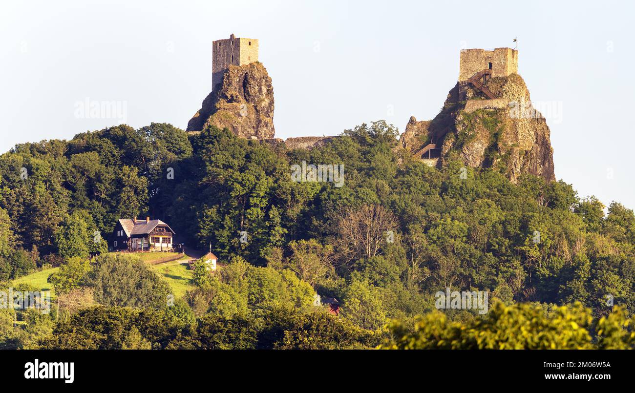 Ruinas del castillo de Trosky, dos torres llamadas pana y baba, Paraíso Checo, Bohemia, República Checa Foto de stock