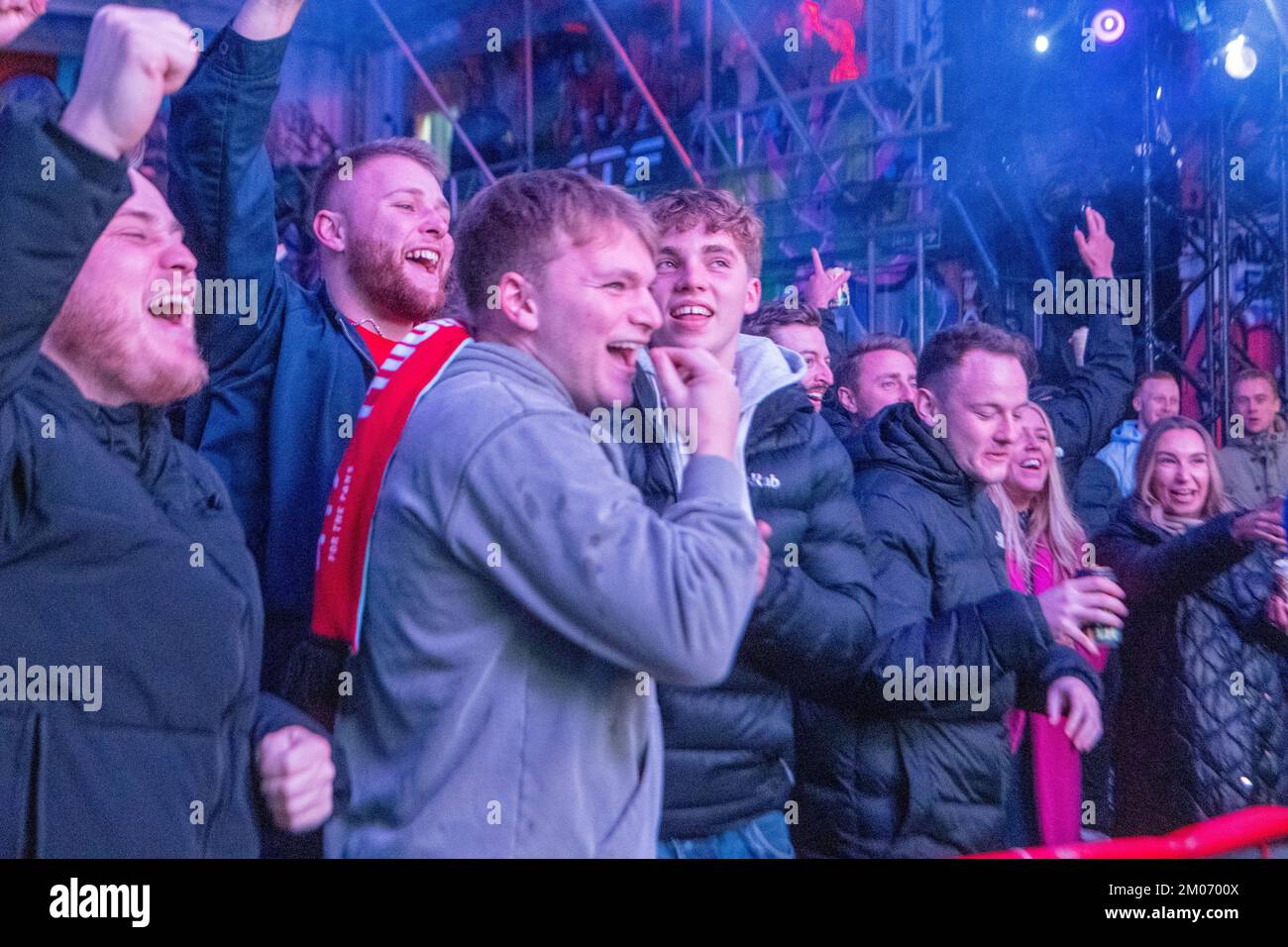 Londres, Reino Unido. 4th de Dic de 2022. Aficionados al fútbol en la 4thefans en Londres Este para el partido de la Copa del Mundo Inglaterra vs Senegal en los octavos finales. Crédito: Ian Davidson/Alamy Live News Foto de stock