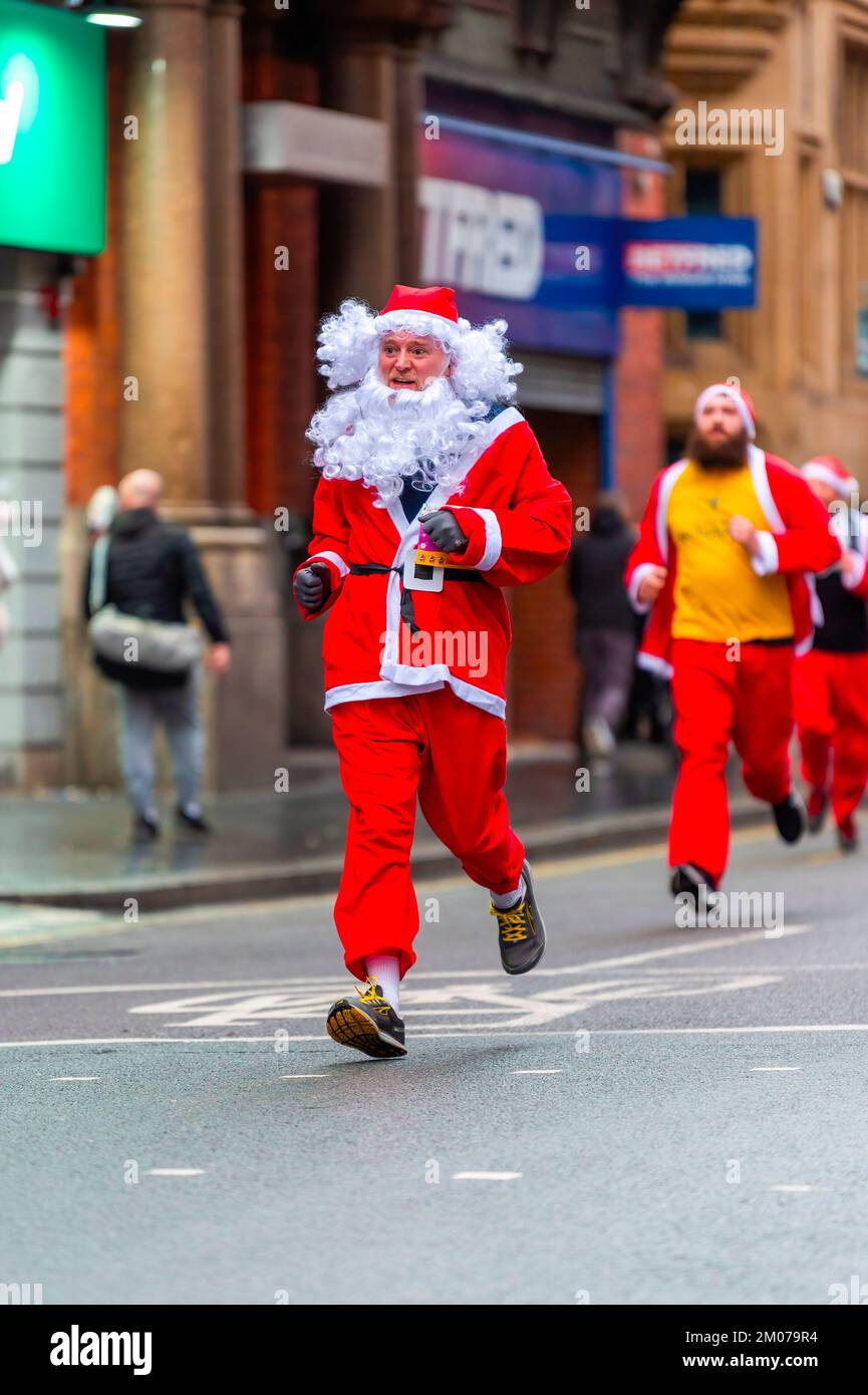 Liverpool, Reino Unido. 04th de Dic de 2022. Un hombre vestido con barba  participa en el Liverpool Santa Dash anual. Miles de corredores salen a las  calles de Liverpool vestidos de Papá