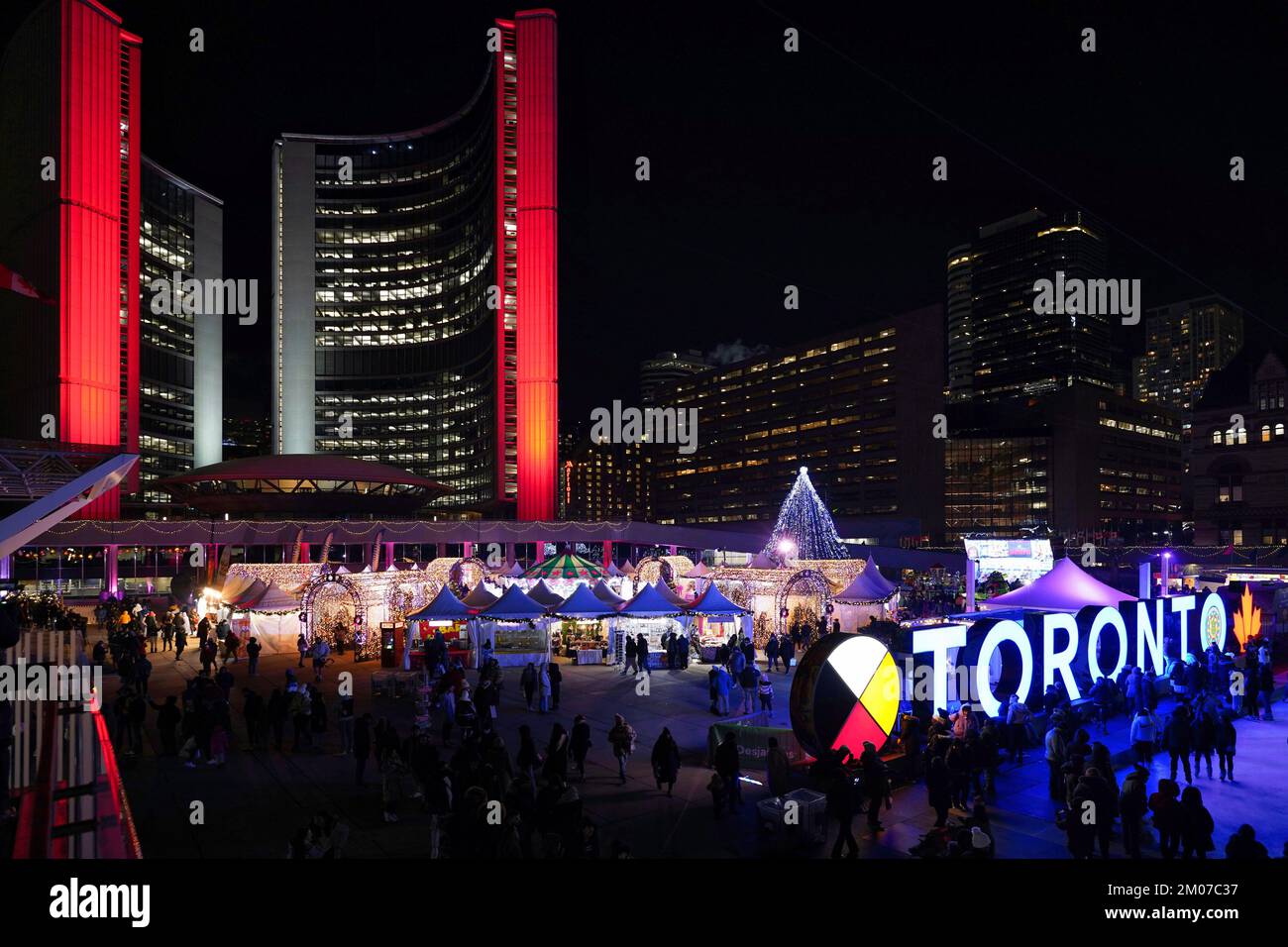 Toronto, Canadá - 4 de diciembre de 2022: Cada año Toronto llena la plaza frente al Ayuntamiento con un carnaval de Navidad con luces, atracciones y vendedor Foto de stock