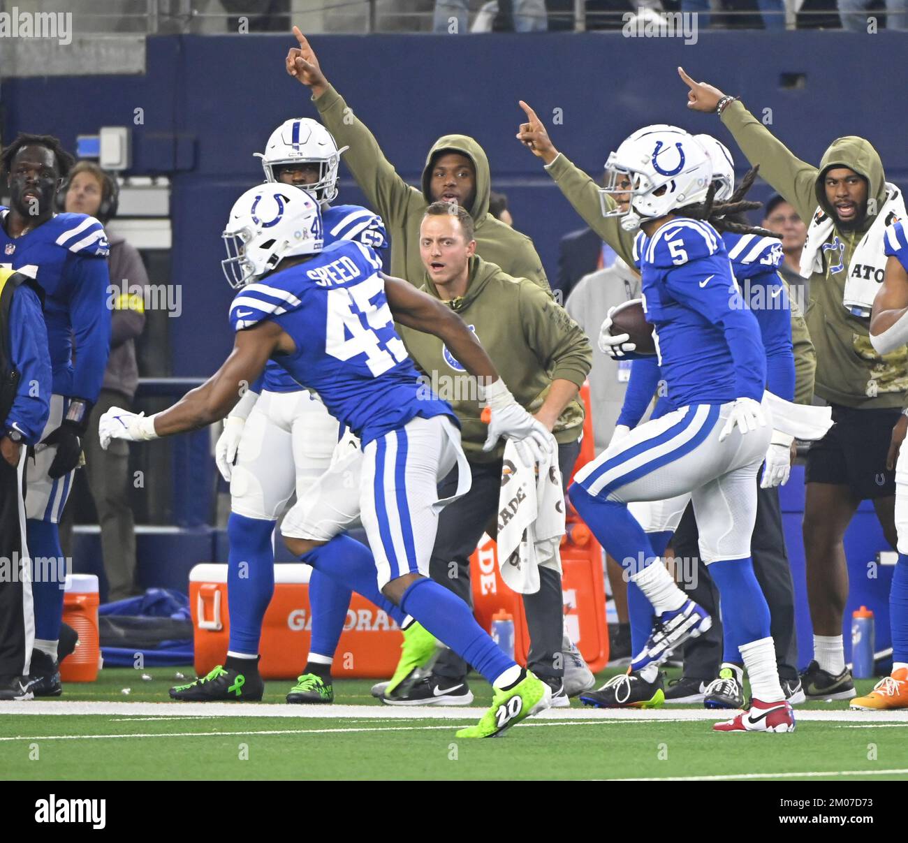 Arlington, Estados Unidos. 04th de Dic de 2022. Indianapolis Colts Stephon Gilmore (5) devuelve una intercepción contra los Dallas Cowboys durante su partido de la NFL en EL AT&T Stadium en Arlington, Texas, el domingo 4 de diciembre de 2022. Foto de Ian Halperin/UPI Crédito: UPI/Alamy Live News Foto de stock