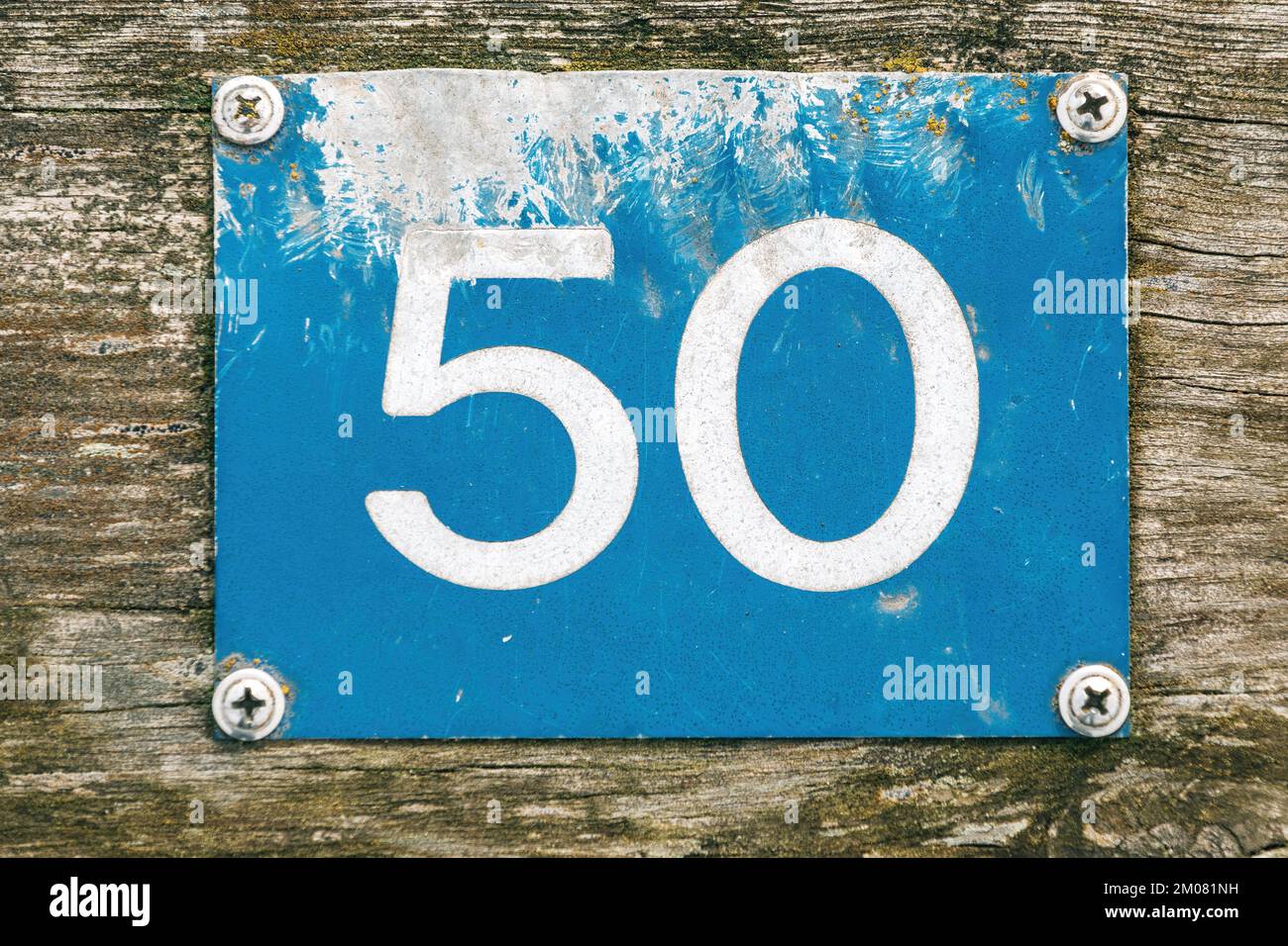 Placas de numeración del muelle de madera del río Nissan en Halmstad, Suecia. Número 50 con enfoque selectivo. Foto de stock