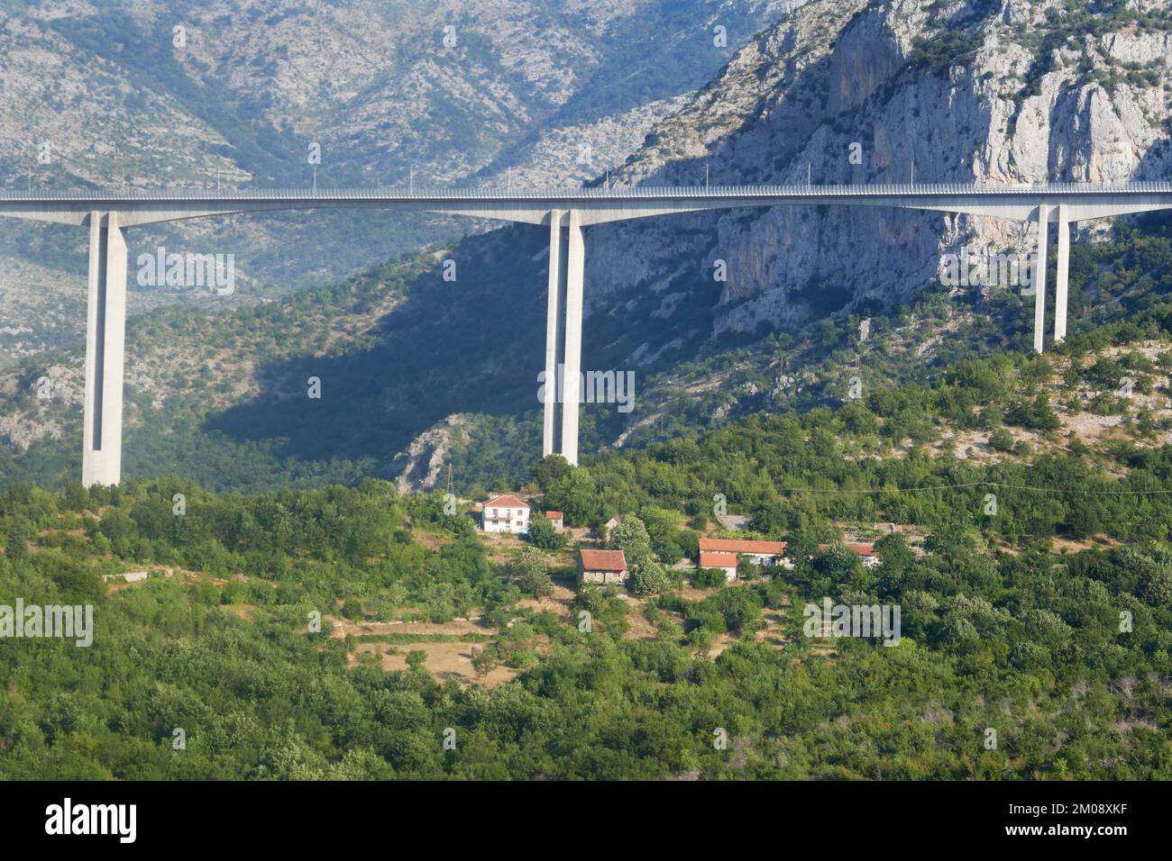 Controvertida autopista entre Bar a la frontera serbia, corrupción, China, tramo puente no lejos de Podgorica, Montenegro, Europa Foto de stock