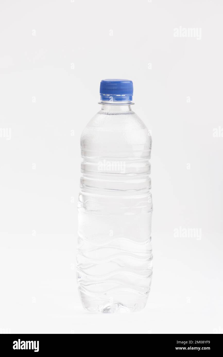 Botella de plástico de agua mineral fotografías e imágenes de alta  resolución - Página 6 - Alamy