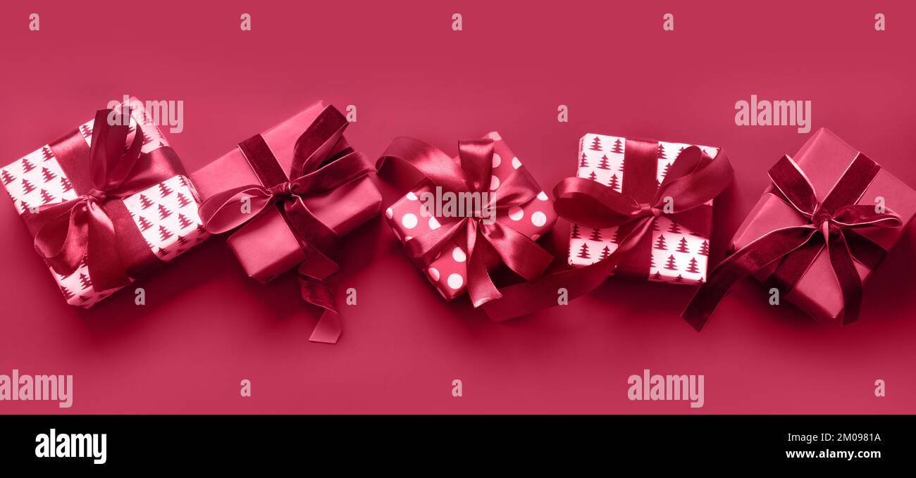 Banner de regalos de Navidad viva magenta. Regalos navideños. Vista desde  arriba. Día de boxeo. Color moderno de 2023 - Viva Magenta Fotografía de  stock - Alamy