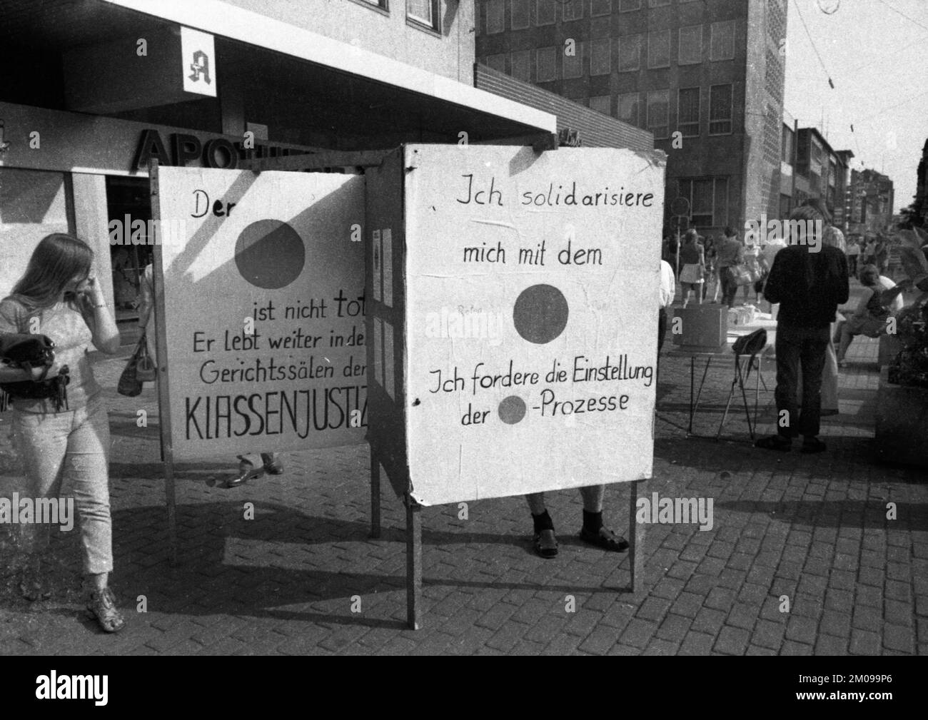 Una colección de firmas de estudiantes se oponía a la condena de activistas de Red Dot, como aquí en Bochum el 18 de agosto de 1971. Señal: El punto rojo no está muerto Foto de stock