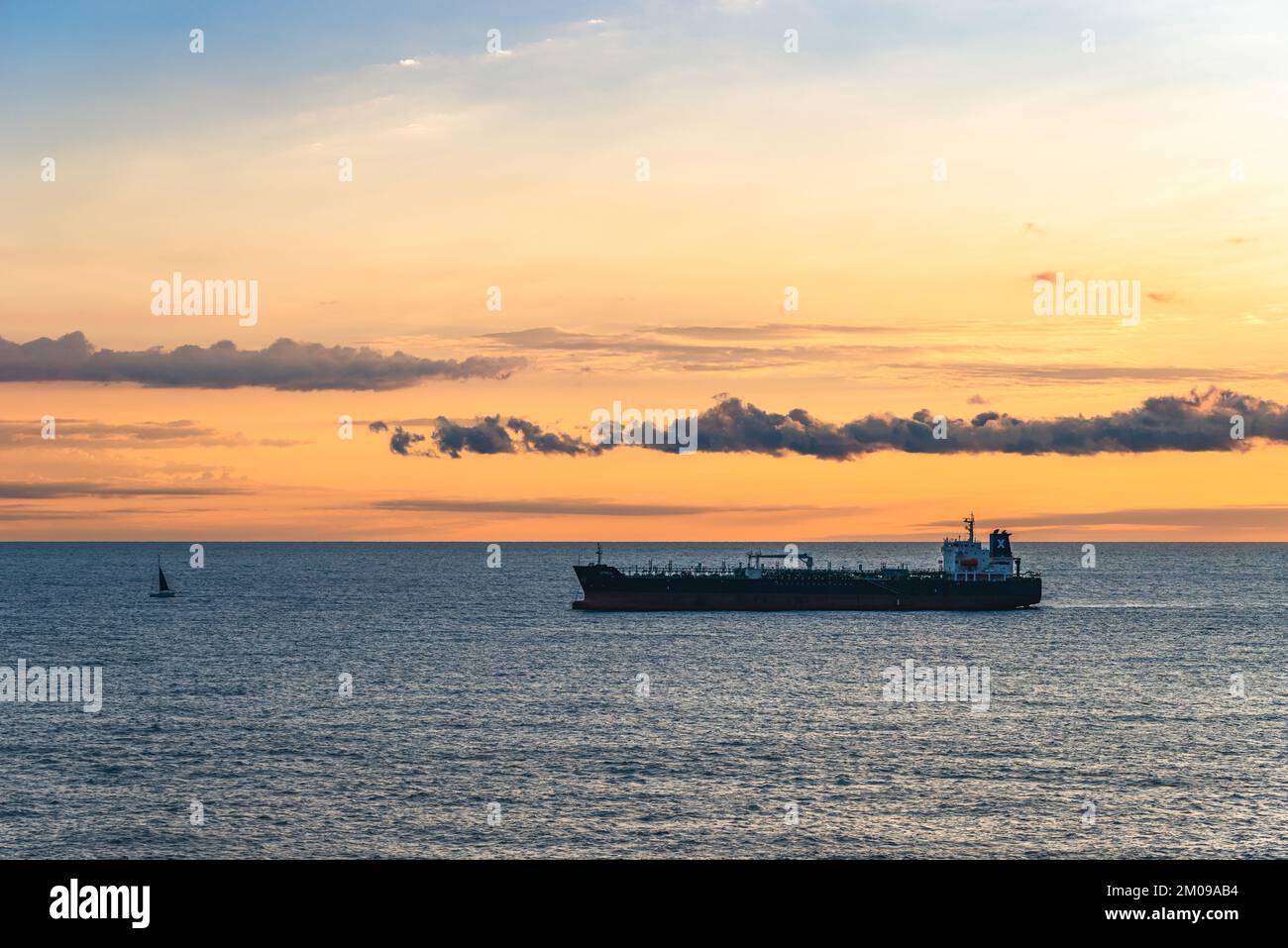 Barco petrolero al amanecer en el Mar Mediterráneo, Barcelona, España, Europa Foto de stock
