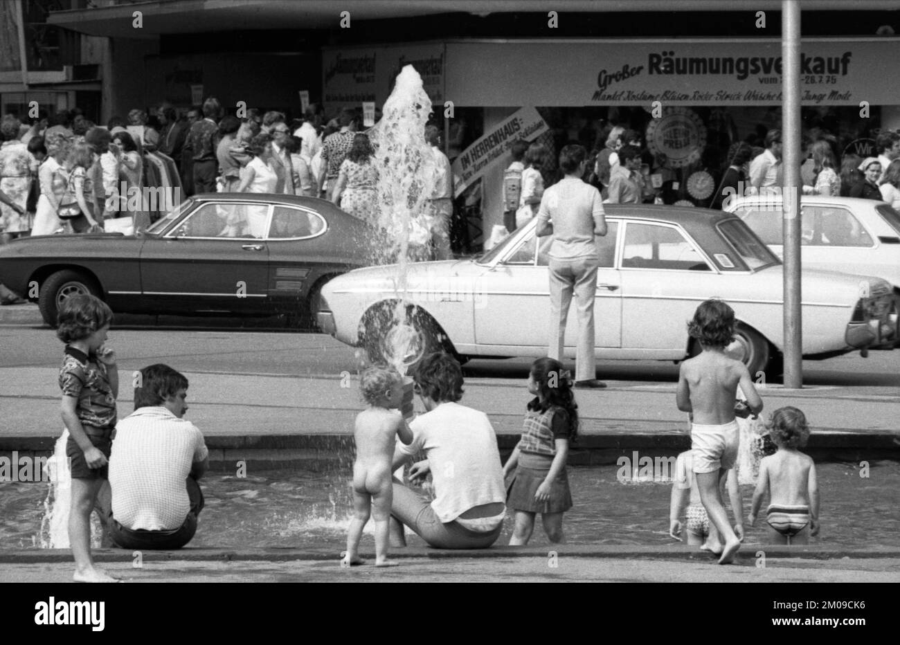 Un caluroso día de verano en 04.07.1975 en la ciudad de E, Alemania, Europa Foto de stock