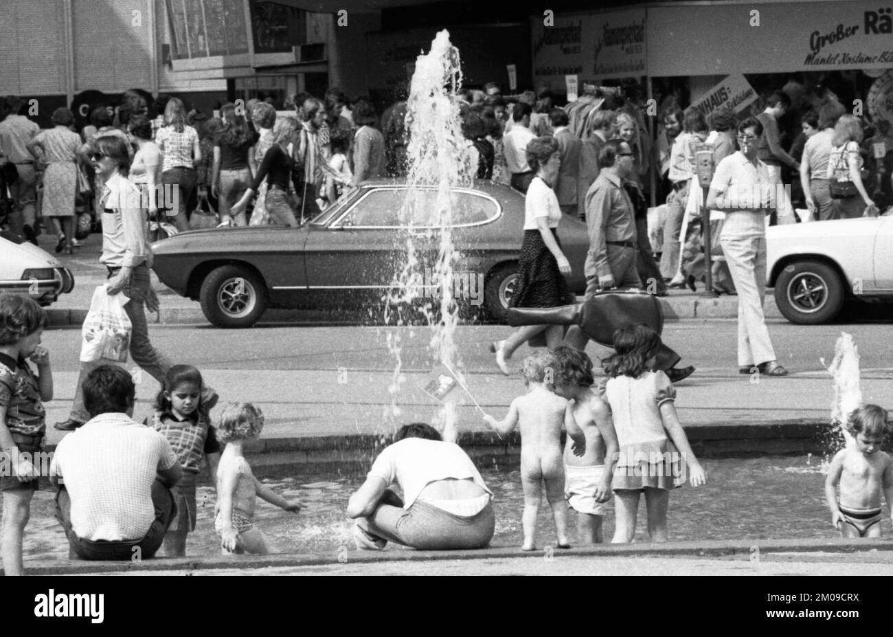 Un caluroso día de verano en 04.07.1975 en la ciudad de E, Alemania, Europa Foto de stock