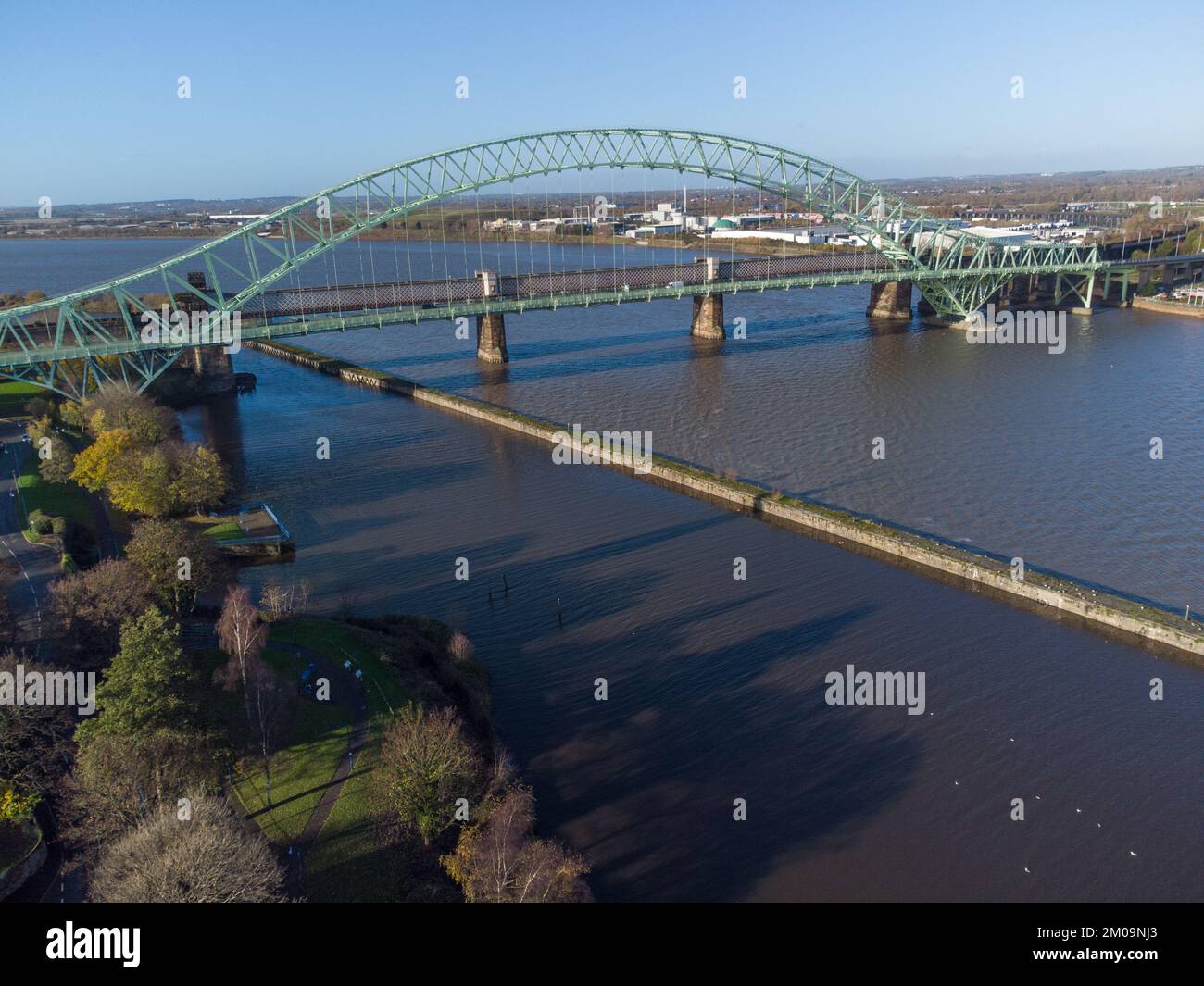 Silver Jubilee Bridge sobre el Mersey entre Runcorn y Widnes Foto de stock