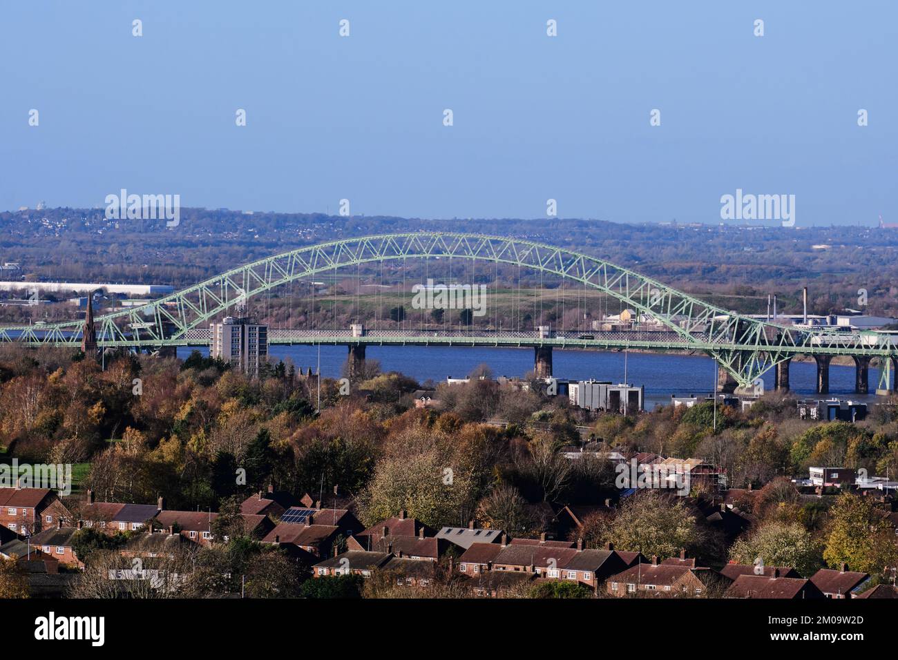 Silver Jubilee Bridge sobre el Mersey entre Runcorn y Widnes Foto de stock
