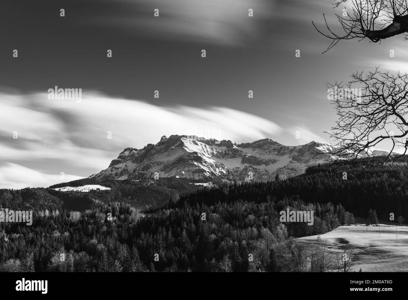 Blanco y negro, exposición prolongada del Monte pilatus Foto de stock