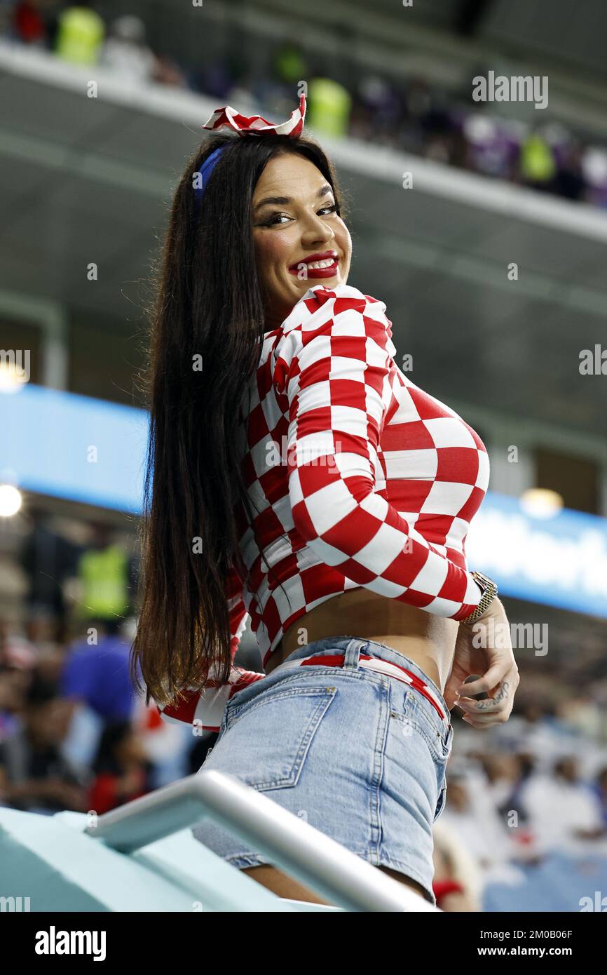 AL WAKRAH - Ivana Knoll, modelo croata durante la Copa Mundial de la FIFA  Qatar 2022 ronda de 16 entre Japón y Croacia en el estadio Al Janoub el 5  de diciembre