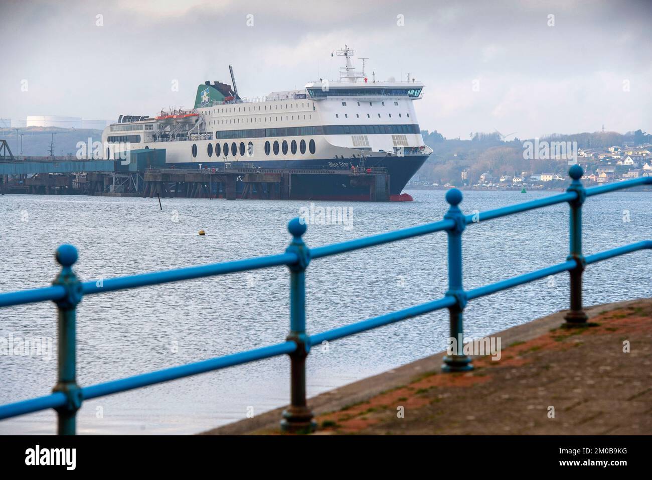 El barco Irish Ferries se llama Blue Star 1 en Pembroke Dock en West Wales, Reino Unido. Foto de stock