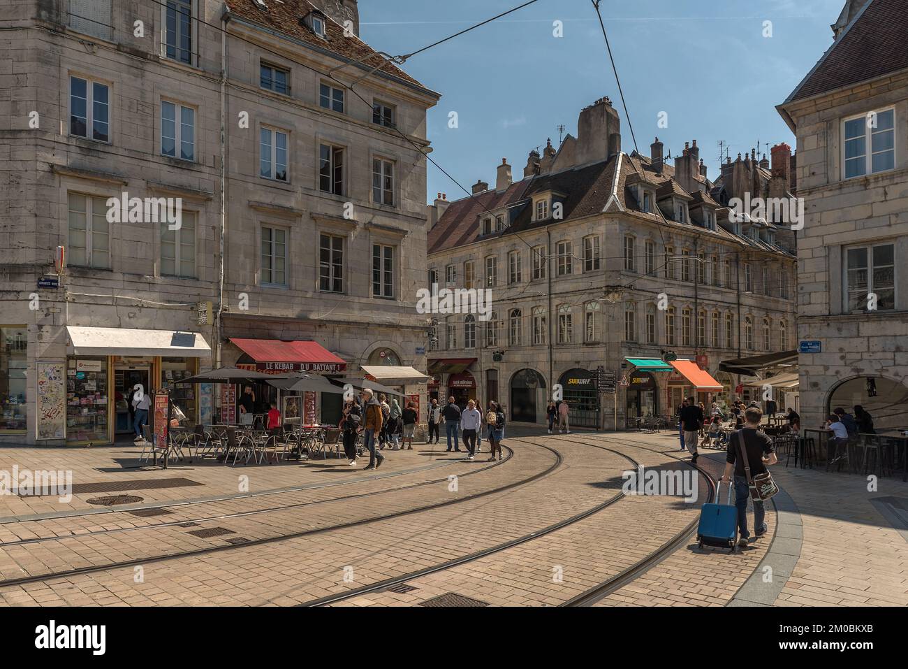 Vista de personas no identificadas en una calle de Besancon, Francia Foto de stock